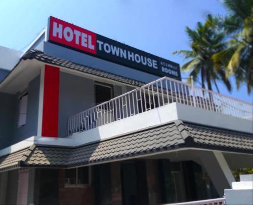 Hotel Sunday - Townhouse Club Airport Trivandrum Thiruvananthapuram ภายนอก รูปภาพ