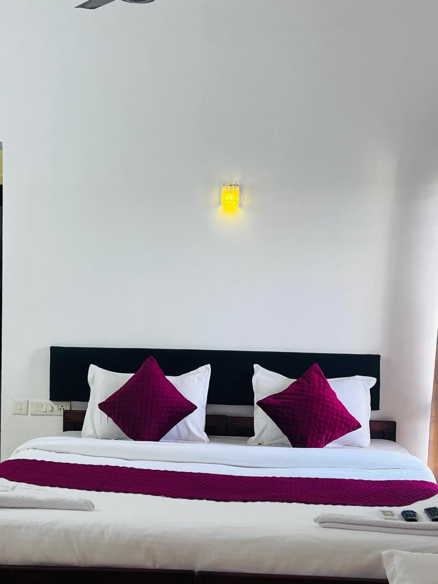 Hotel Sunday - Townhouse Club Airport Trivandrum Thiruvananthapuram ภายนอก รูปภาพ