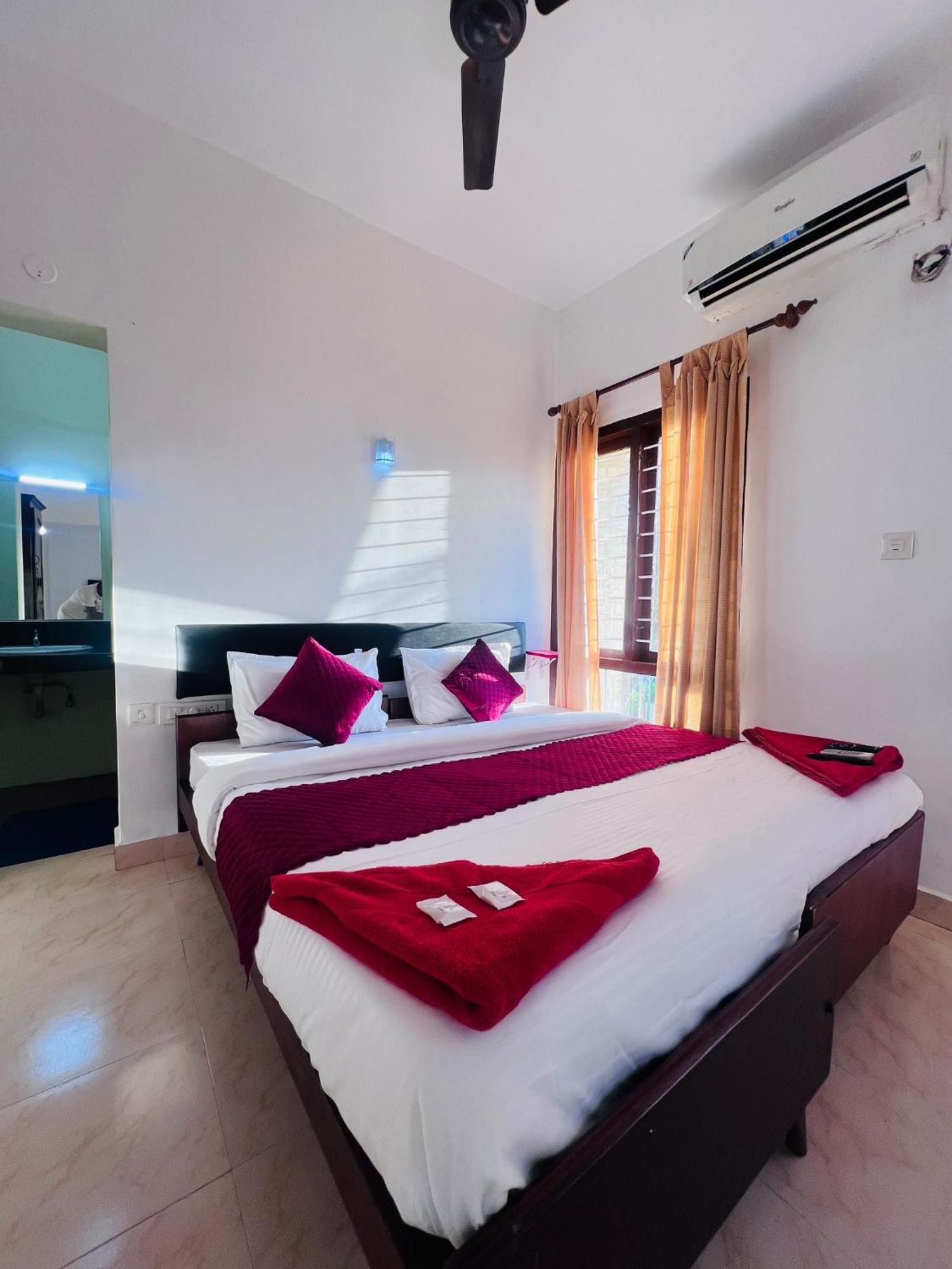 Hotel Sunday - Townhouse Club Airport Trivandrum Thiruvananthapuram ภายนอก รูปภาพ