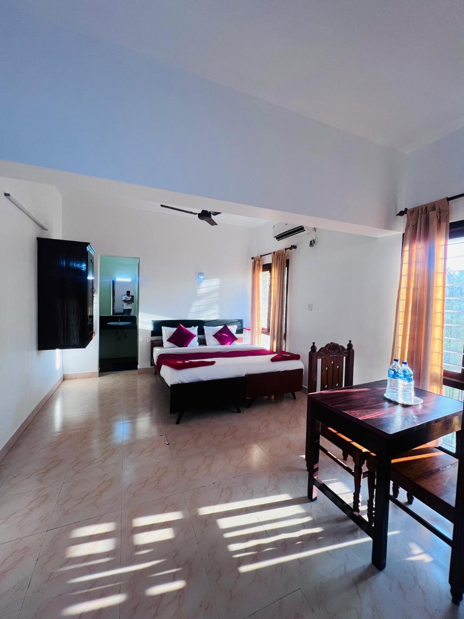 Hotel Sunday - Townhouse Club Airport Trivandrum Thiruvananthapuram ภายนอก รูปภาพ