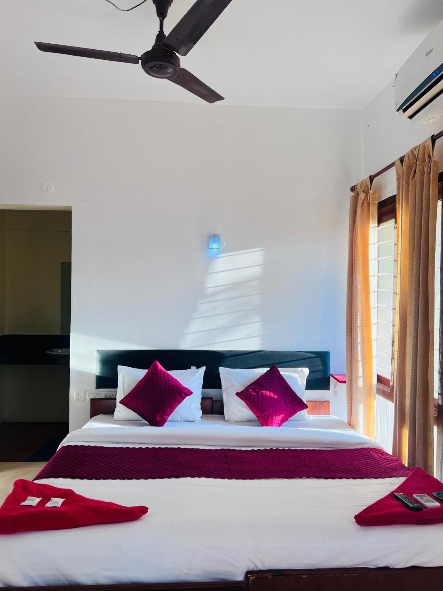 Hotel Sunday - Townhouse Club Airport Trivandrum Thiruvananthapuram ภายนอก รูปภาพ