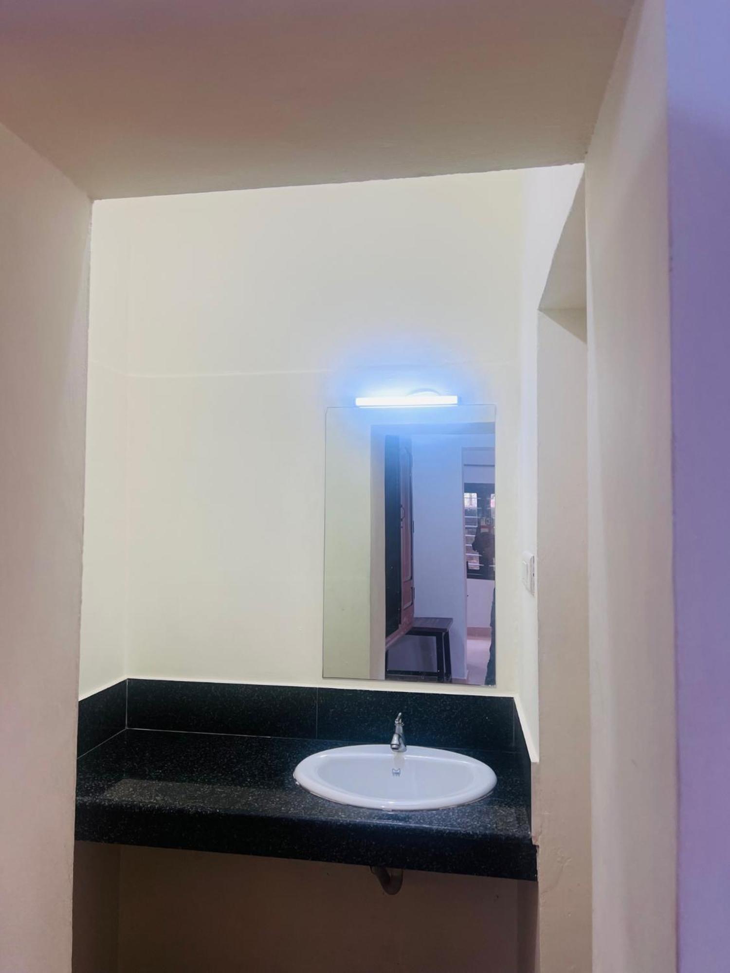 Hotel Sunday - Townhouse Club Airport Trivandrum Thiruvananthapuram ภายนอก รูปภาพ