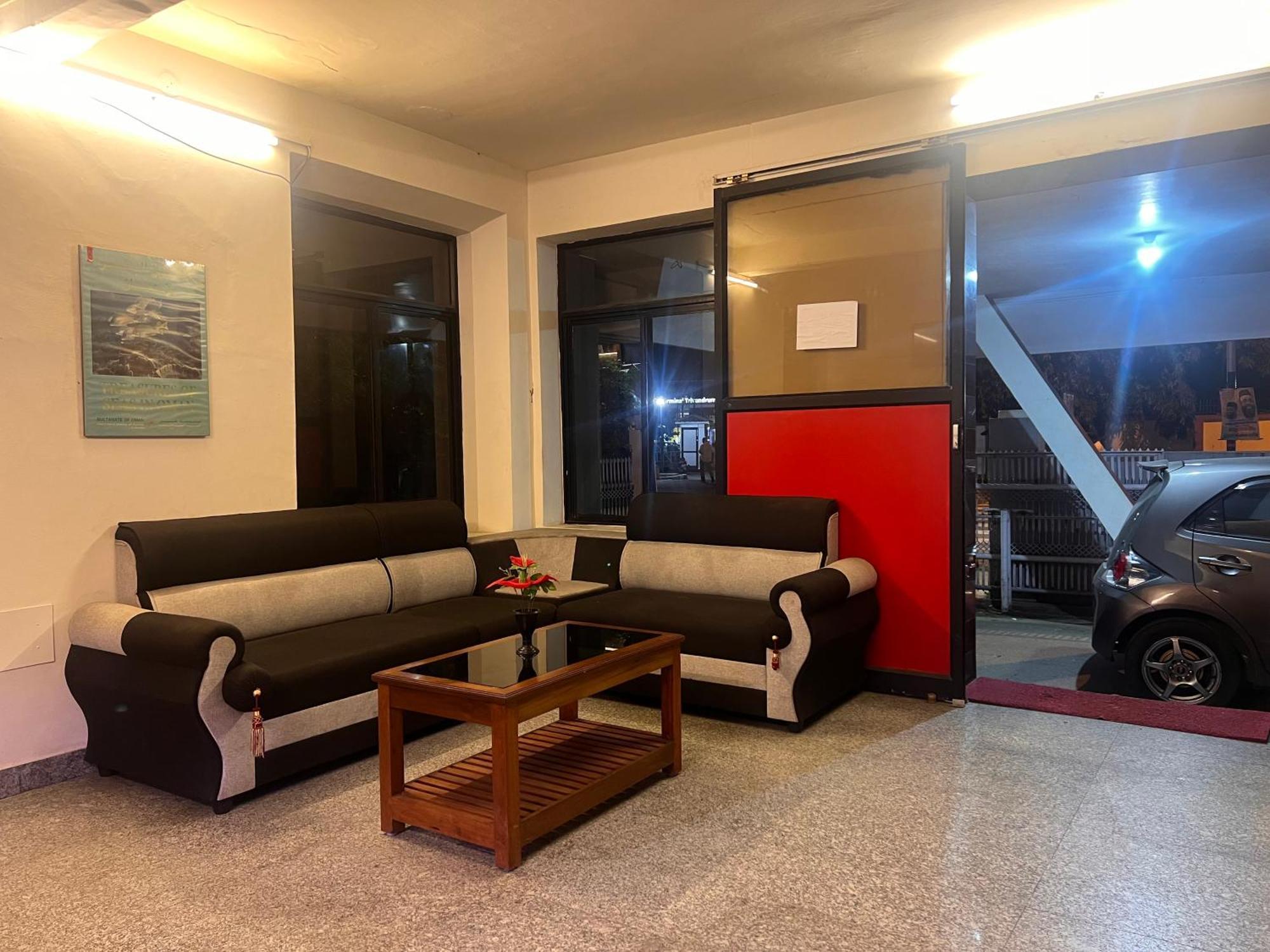Hotel Sunday - Townhouse Club Airport Trivandrum Thiruvananthapuram ภายนอก รูปภาพ