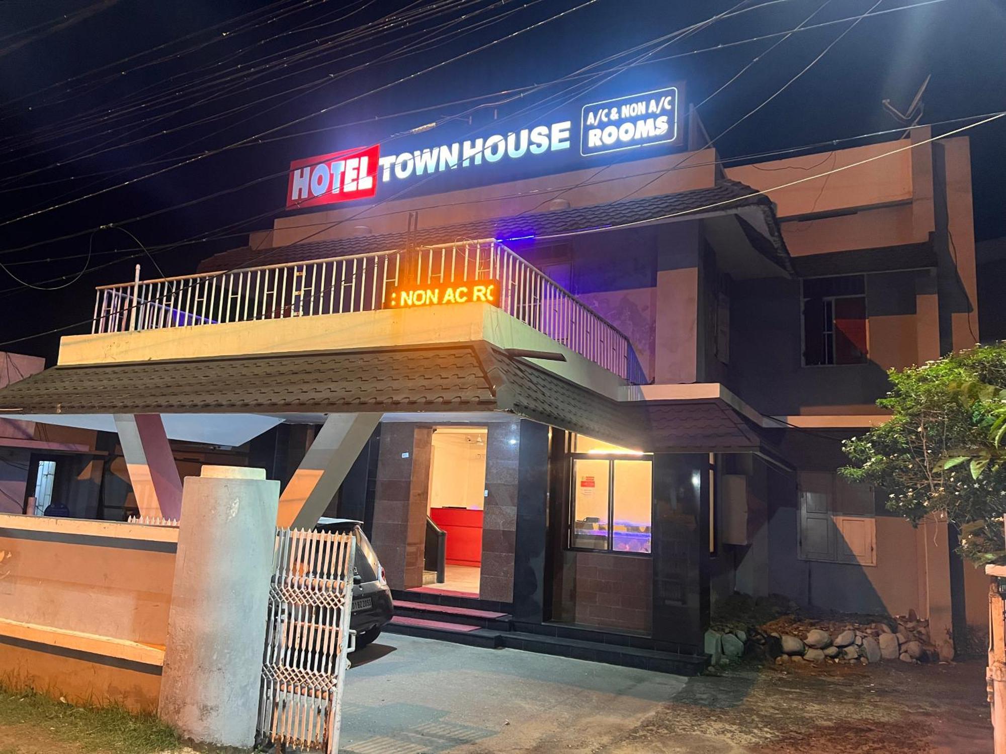 Hotel Sunday - Townhouse Club Airport Trivandrum Thiruvananthapuram ภายนอก รูปภาพ